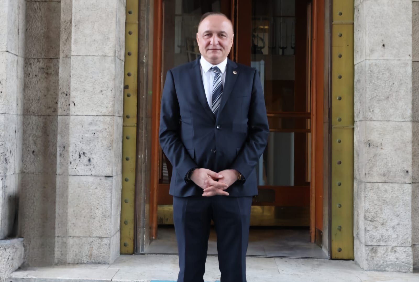 Melih Meriç :Kurban Bayramı’nı içtenlikle kutluyor; bayramın sevinç, sağlık ve huzur getirmesini diliyorum.